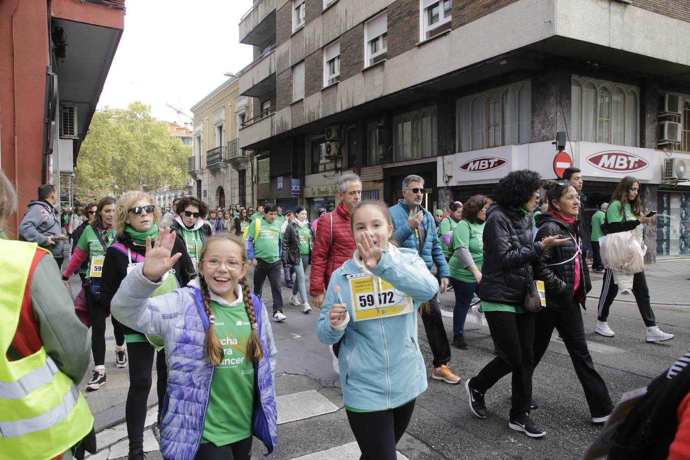 La marcha contra el cáncer llena Valladolid de verde