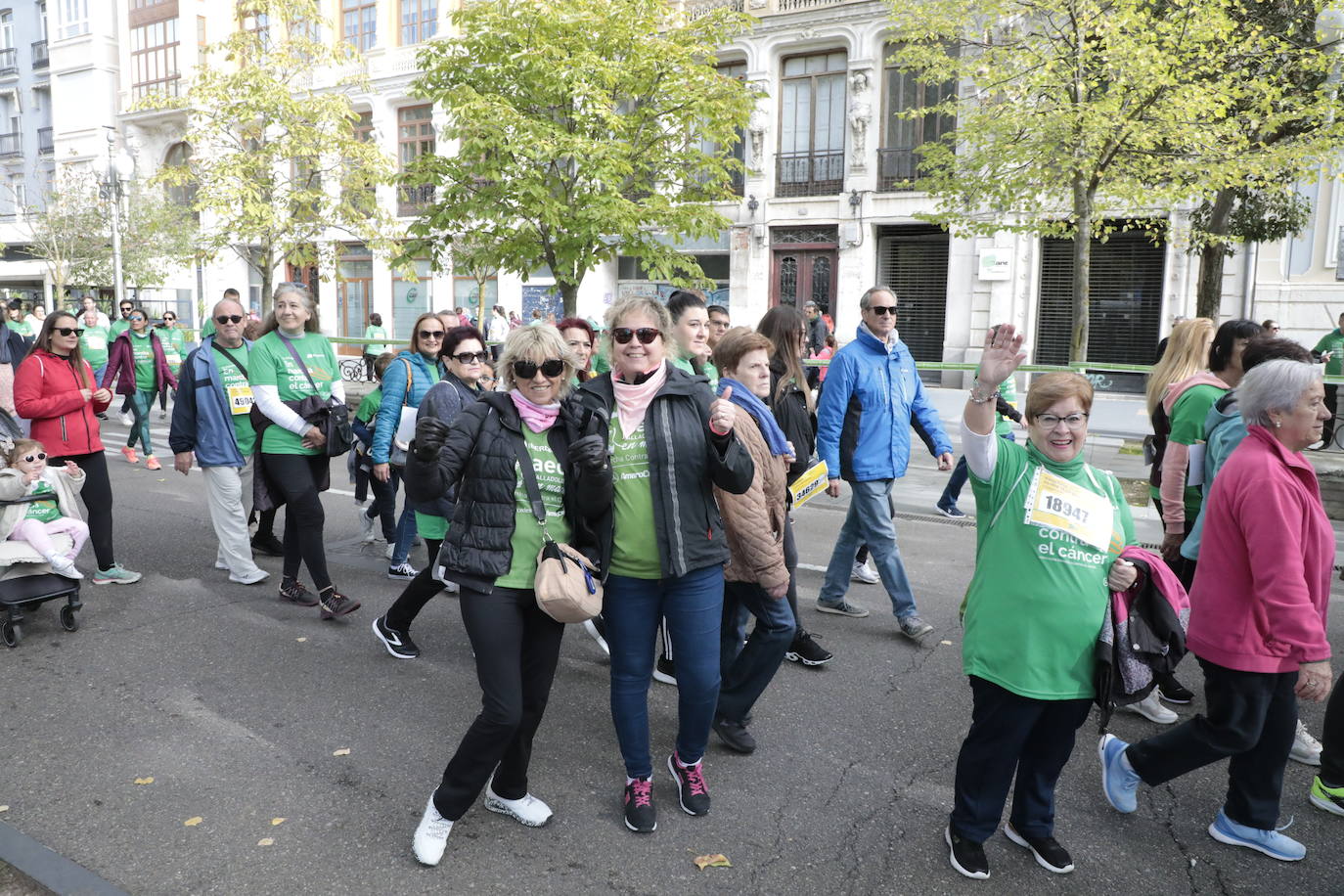 La marcha contra el cáncer llena Valladolid de verde