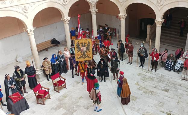 Carlos V revive en Medina del Campo ante la mirada curiosa de decenas de viandantes