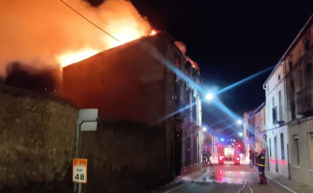 Un incendio arrasa una vivienda en el centro de Fuenterrebollo