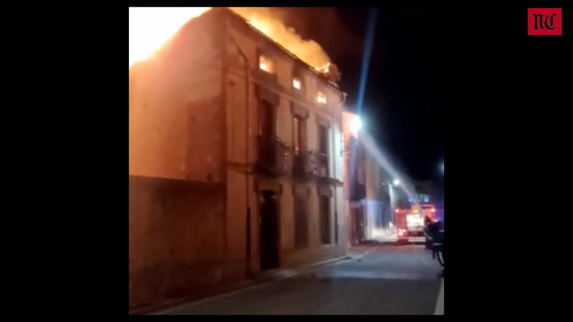 Un incendio arrasa una vivienda en el centro de Fuenterrebollo (Segovia)
