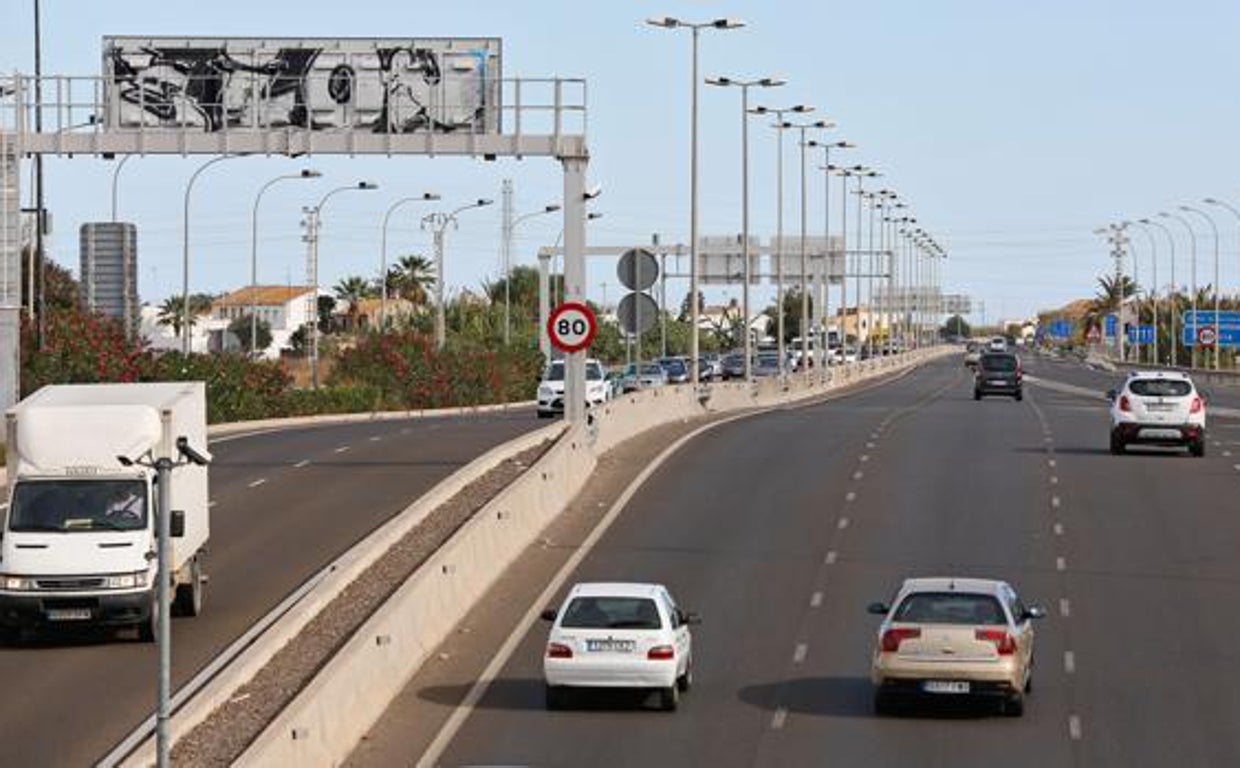 La DGT avisa: «multa de 200 euros por circular por el carril central de la carretera»