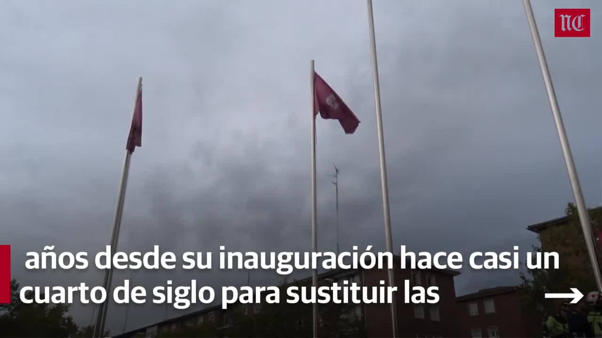 Los Bomberos llevan a cabo la enésima 'operación bandera' en la denominada glorieta de la Comunidad
