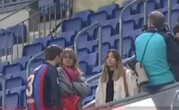 Piqué y Clara Chía protagonizan un romántico encuentro, en la despedida del jugador