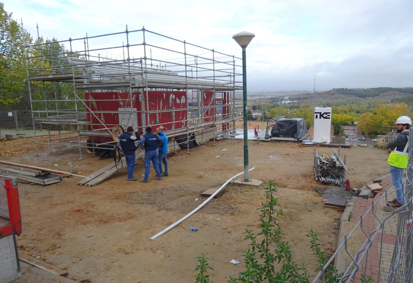 Colocación de las escaleras mecánicas en el parque de Los Almendros de Valladolid