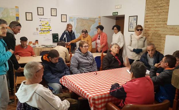 Una veintena de personas con diversidad funcional limpian un tramo del Camino de Madrid
