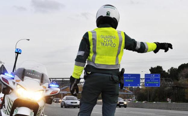 Las multas de la DGT si no obedeces las órdenes de la Guardia Civil