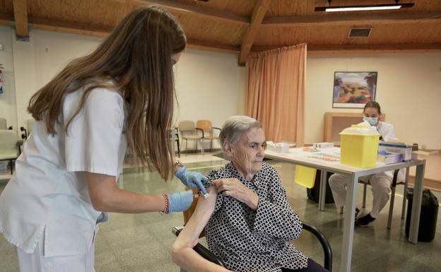 La covid vuelve al nivel más bajo en los mayores, pero con alta incidencia en jóvenes