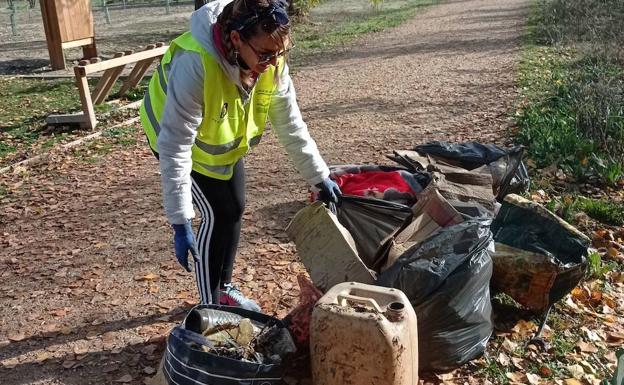 Retiran dos toneladas de basura en un tramo de ochocientos metros del Esgueva en Pilarica