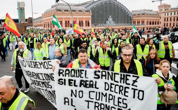 El paro del transporte fracasa y los camioneros críticos no logran bloquear el abastecimiento