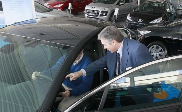 Comprar un coche se encarece 3.500 euros en un año por la transición ecológica