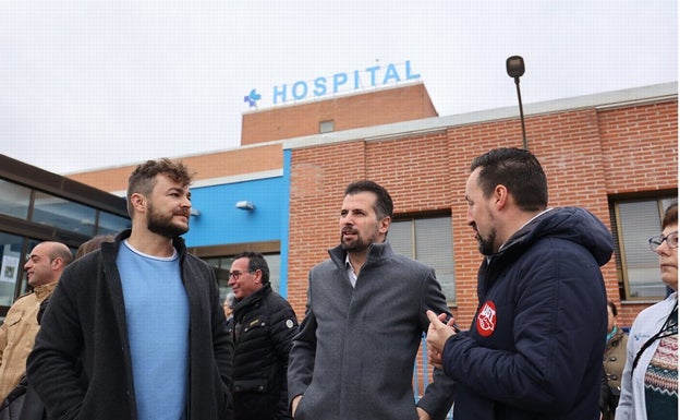 Decenas de personas secundan una manifestación en defensa del Hospital de Medina del Campo