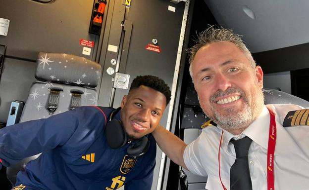 Ansu Fati, delantero del Barcelona y de la selección, en la cabina del avión con el palentino.