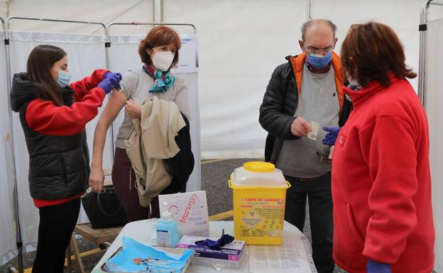 Sacyl vacuna a más de 45.000 palentinos de covid y gripe