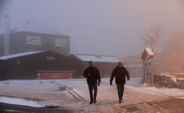 La primera nevada del otoño cubre las cimas de la sierra