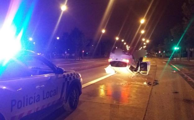 Un conductor positivo en alcohol vuelca con su turismo en mitad del Bulevar de Burgos