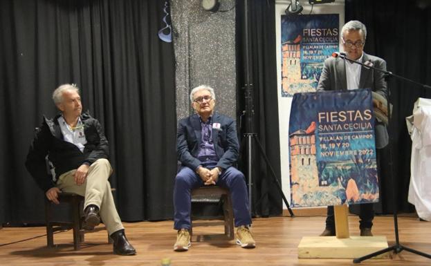 Fuegos artificiales, orquesta y recorrido de peñas en Villalán en honor a Santa Cecilia