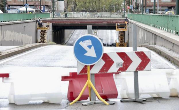 Una enorme grúa colocará este martes dos vigas de 5.000 kilos en el túnel de San Isidro