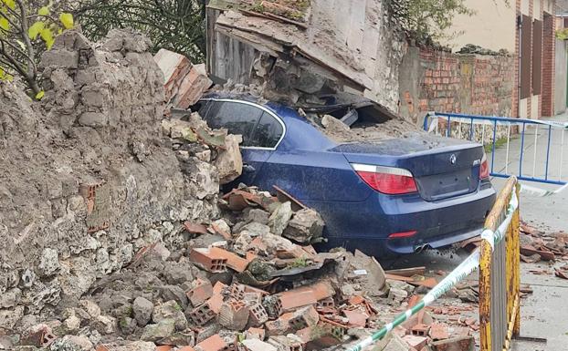 Empotra el coche contra el muro de un corral en Cuéllar y lo deja abandonado