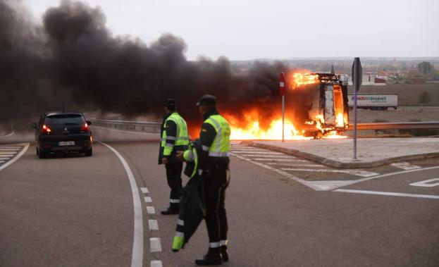 Arde una furgoneta de reparto en la A-62 a la altura de Villamarciel