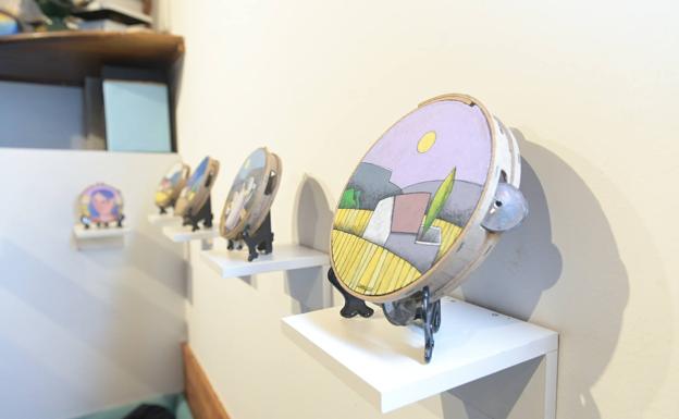 Manuel Sierra recurre a las panderetas como lienzos para su nueva exposición