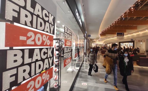 La OCU denuncia que la mayoría de las rebajas del Black Friday tienen trampa