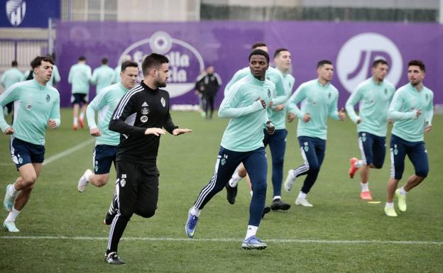 El Real Valladolid vuelve a los entrenamientos con más bajas que altas