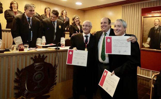 Los abogados condecoran al ex decano Garicano por el «hito» del congreso nacional de Valladolid