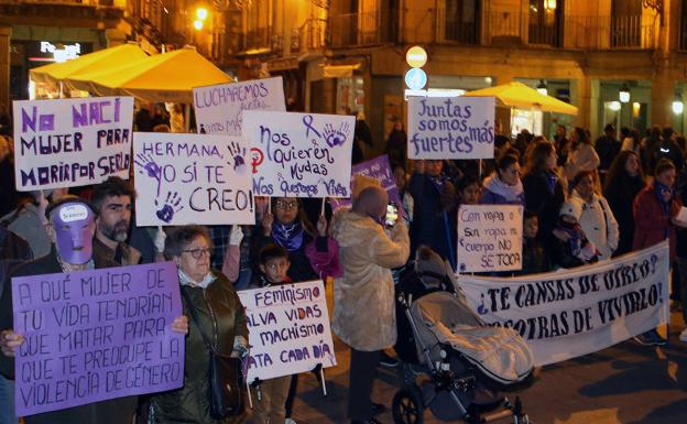 Más de un centenar de segovianos claman contra la lacra machista