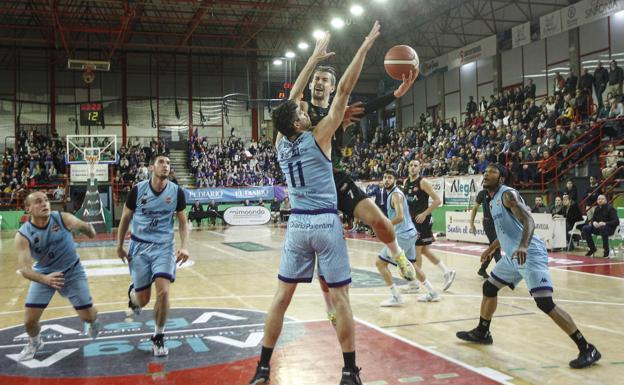 El Zunder Palencia muestra en Torrelavega hechuras de candidato al ascenso