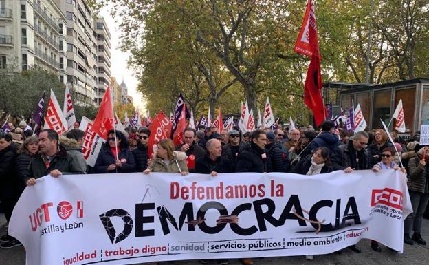 Más de 2.000 personas rechazan «una extrema derecha que pisotea la legalidad democrática»