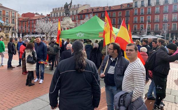 Vox reúne a 300 personas en Valladolid al grito de «Sánchez vete ya»