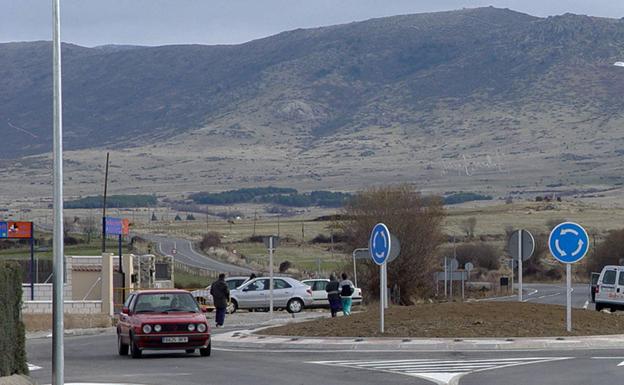 Investigados tres jóvenes por lanzar objetos a los coches en la carretera entre Trescasas y San Cristóbal