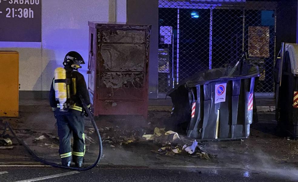 Un incendio arrasa un contenedor de papel en la avenida Vía Roma