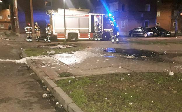 Sofocan una hoguera en plena calle del corazón de Las Viudas
