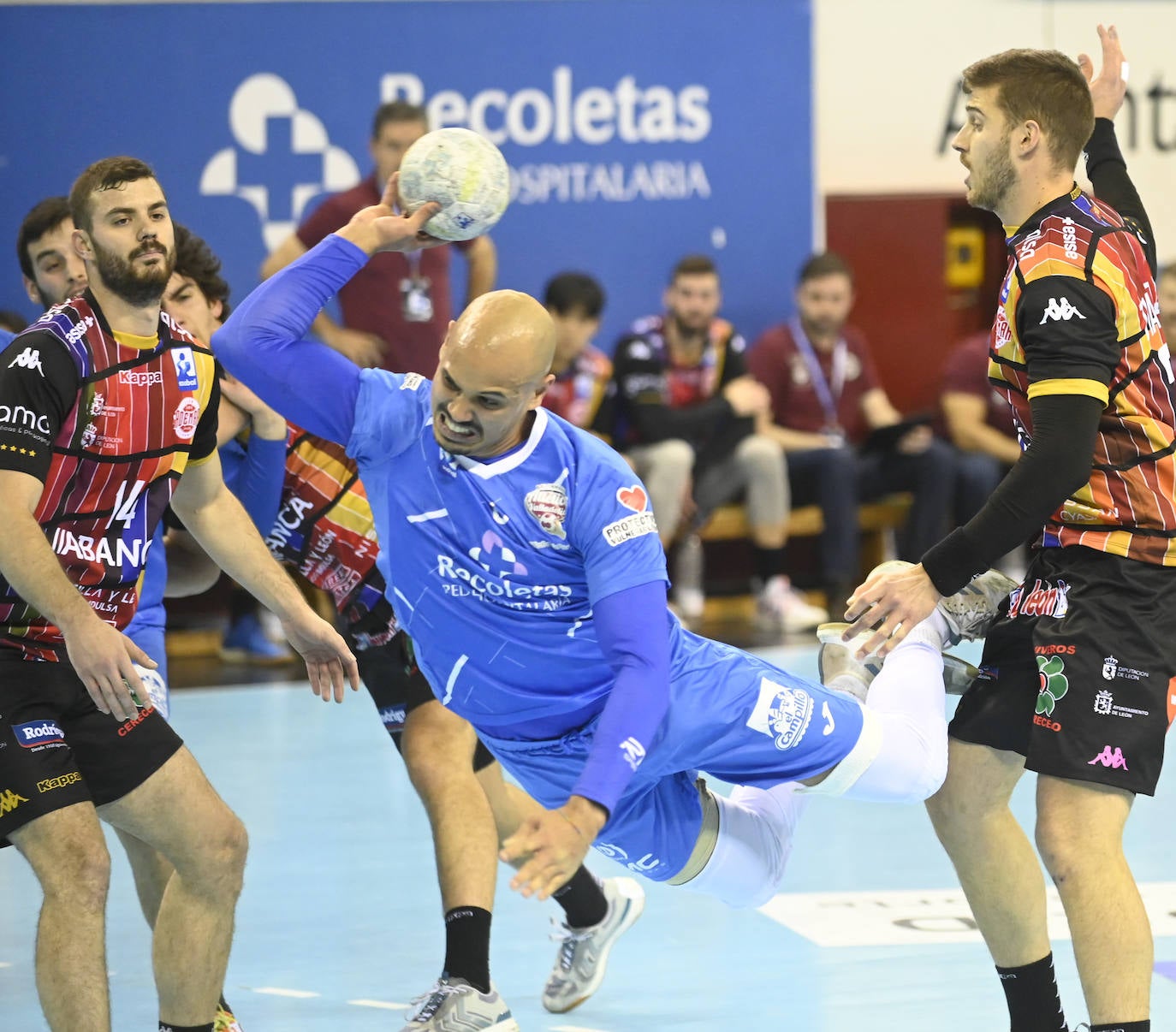 Derbi regional entre el Recoletas Atlético Valladolid y el Banca Ademar León