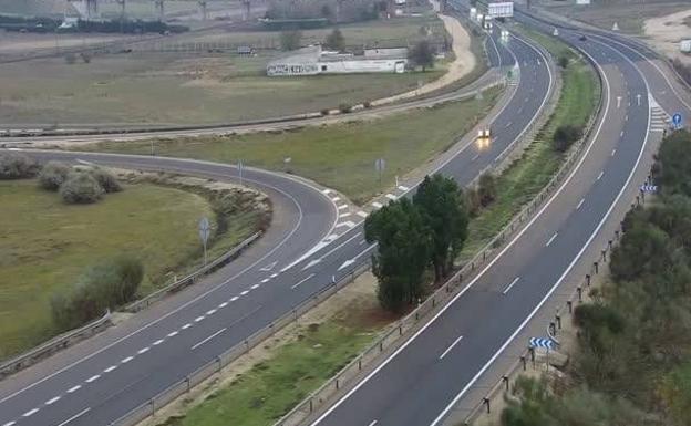 Cuatro heridos al volcar una furgoneta en la A-6 en Medina