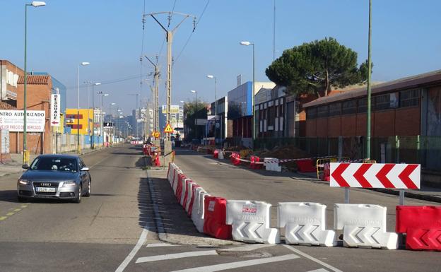 El corte de un carril anticipa la retirada de las torretas de la luz de Argales