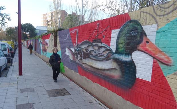 Pajarillos se tiñe de color con un nuevo mural de la felicidad