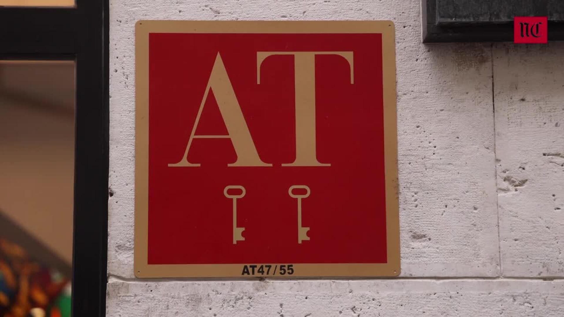 El edificio de Valladolid rematado por un casco de bombero francés