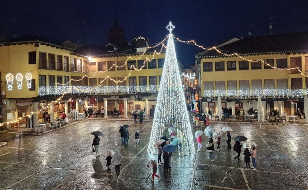 Las luces navideñas inundan de color la villa del Tratado