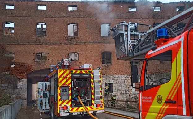 Los Bomberos sofocan un fuego en las ruinas de la harinera de Simancas