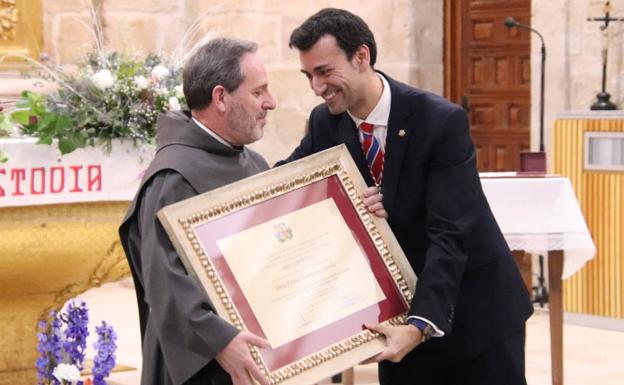 Rioseco entrega al religioso Pablo Noguera el título de Hijo Adoptivo