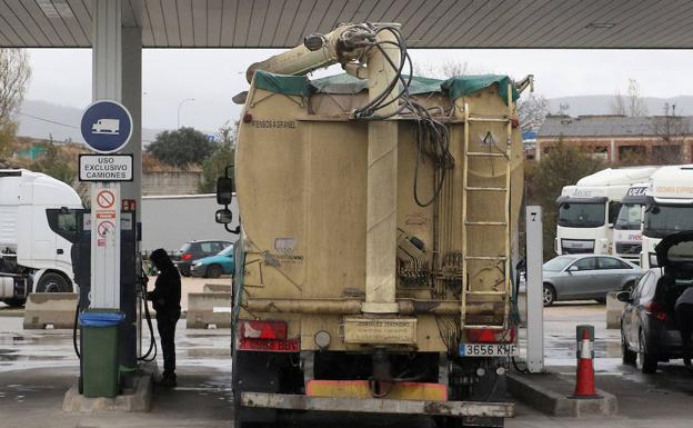 Autoescuelas, taxis y camioneros quieren prorrogar la ayuda de 20 céntimos en el combustible