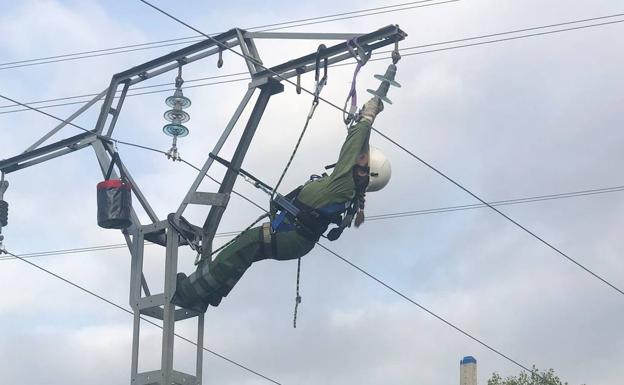 Única mujer en un trabajo de mucha tensión eléctrica