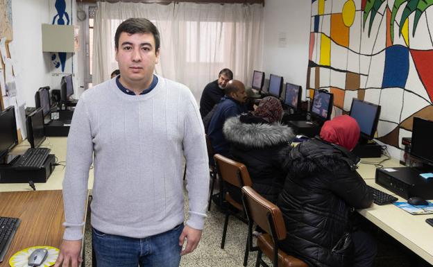 Migrantes que se apuntan al voluntariado social en Valladolid