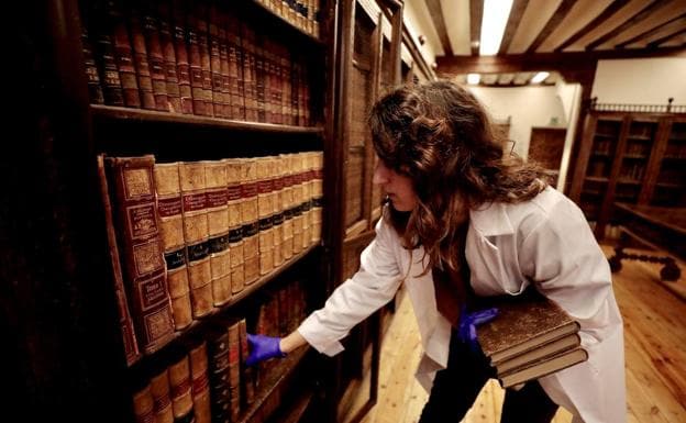 Reabre la biblioteca de la Casa Cervantes tras la restauración de las estanterías
