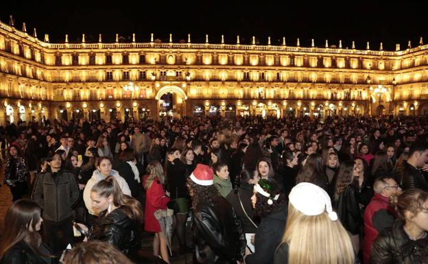 La esencia de la Nochevieja Universitaria vuelve a atraer a miles de jóvenes a Salamanca