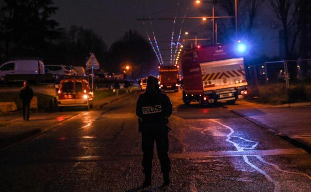 Diez muertos, cinco de ellos niños, en un incendio de un edificio de viviendas cerca de Lyon