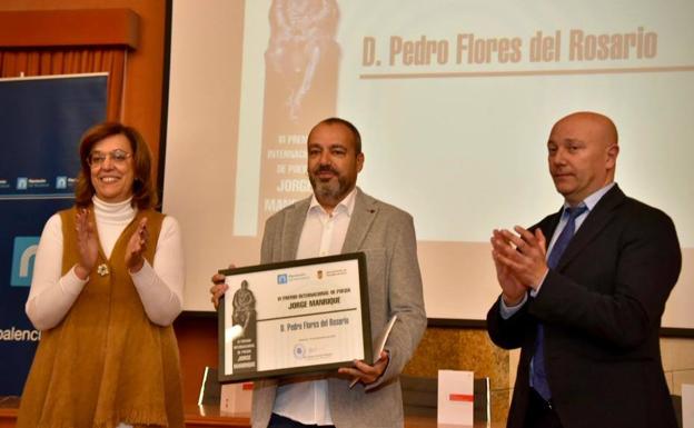 Pedro Flores recibe el galardón del VI Premio de Poesía 'Jorge Manrique'